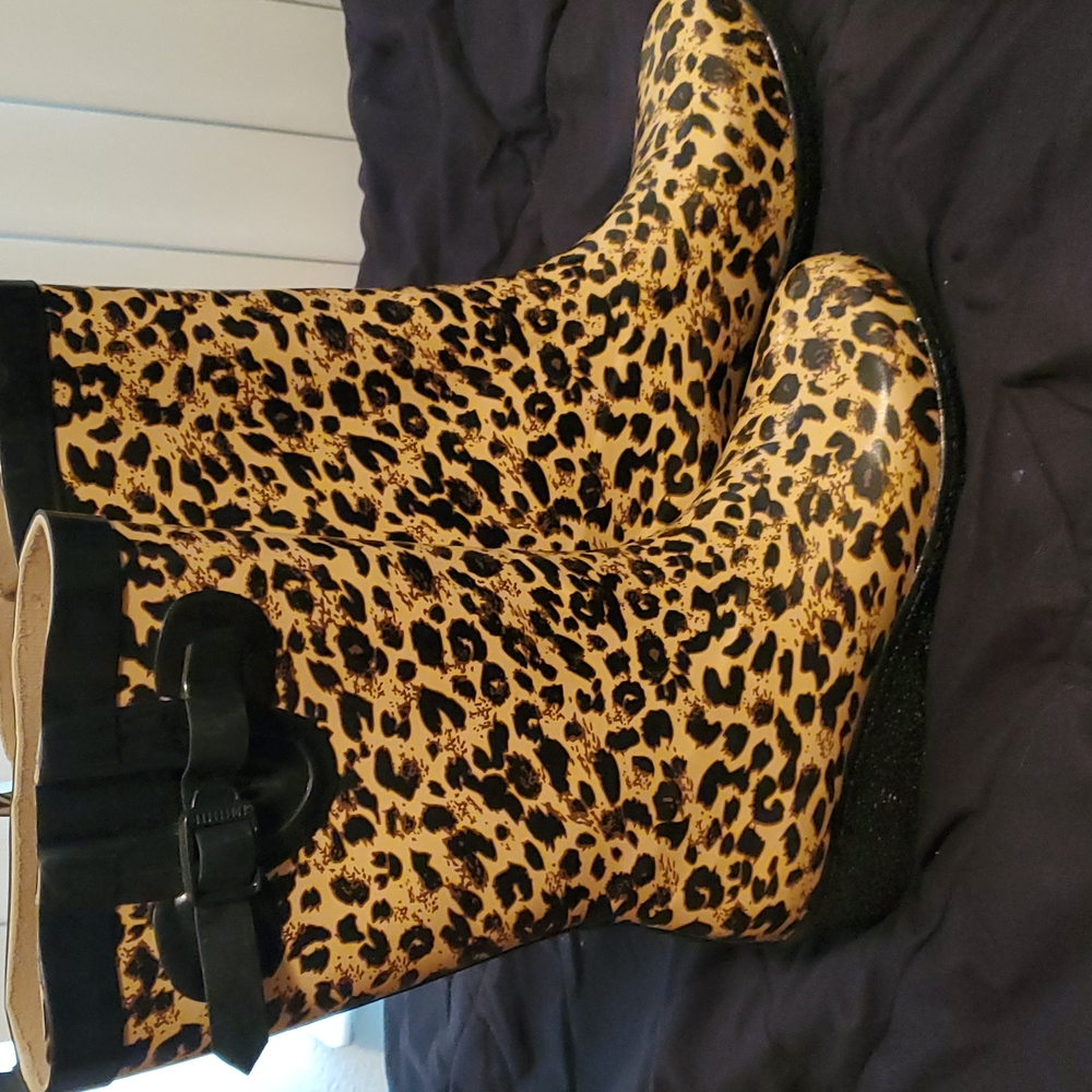 Cooelli Rain boots sz 9 cheetah print